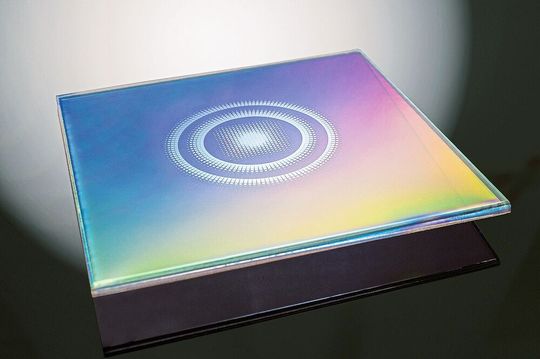 Die dünne transparente funktionale Beschichtung wurde für eine im Scheinwerfer angebrachte Baugruppe entwickelt, mit der sich die Radarstrahlen gezielt formen und lenken lassen.