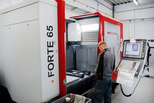 Der neueste frästechnische Zugang beim Schokoladenverarbeitungsmaschinen-Hersteller Sollich: Eine Hedelius-Forte-65, die auch relativ lange Bauteile bis 2300 mm bearbeiten kann. Der neueste frästechnische Zugang beim Schokoladenverarbeitungsmaschinen-Hersteller Sollich: Eine Hedelius-Forte-65, die auch relativ lange Bauteile bis 2300 mm bearbeiten kann.