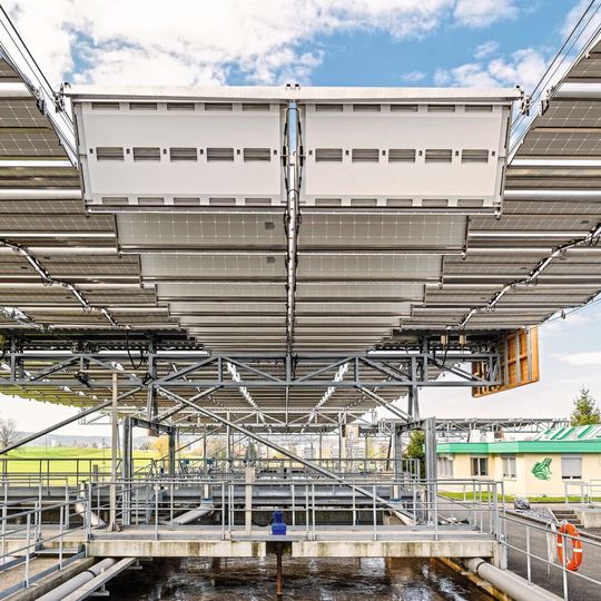 Die Abwasserreinigungsanlage Eich in Bassersdorf nutzt ihre Fläche doppelt – mit einem weltweit einzigartigen Solarfaltdach. Die Abwasserreinigungsanlage Eich in Bassersdorf nutzt ihre Fläche doppelt – mit einem weltweit einzigartigen Solarfaltdach.