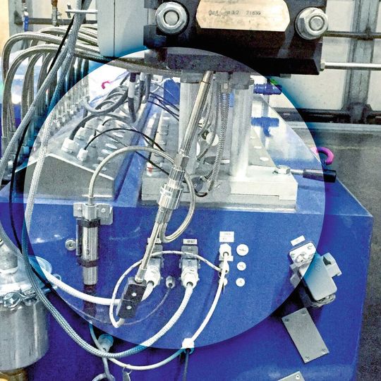 Der selbstüberwachende Massedrucksensor (im Kreis) schaltet den Extruder bei Erreichen eines kritischen Drucks ab. Der selbstüberwachende Massedrucksensor (im Kreis) schaltet den Extruder bei Erreichen eines kritischen Drucks ab.