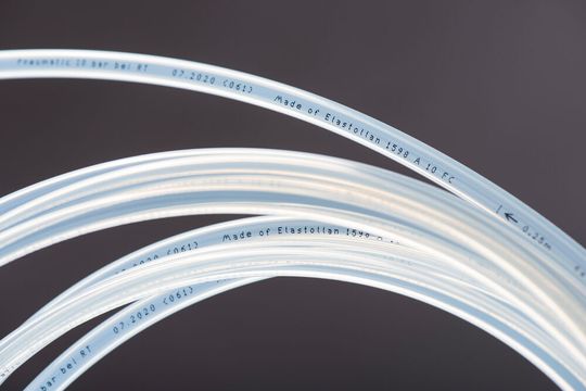 Das Material Elasollan 1598 A 10 FC von BASF kombiniert die Eigenschaften von Ether- und Ester-TPU (Thermoplastisches Polyurethan), heißt es. Es soll sich vor allem für bessere Pneumatikschläuche verwenden lassen. Das Material Elasollan 1598 A 10 FC von BASF kombiniert die Eigenschaften von Ether- und Ester-TPU (Thermoplastisches Polyurethan), heißt es. Es soll sich vor allem für bessere Pneumatikschläuche verwenden lassen.