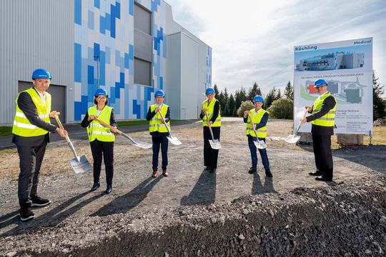 Die Ehrengäste (v. l. n. r.), Alexander Stauch (Managing Director BU Medical Europe), Evelyn Thome (CFO Röchling Group), Joachim Lehmann (Director BU Medical Europe), Uta Kemmerich-Keil (Beirat Röchling-Gruppe), Martin Fischer (Werksleiter Röchling Medical Neuhaus) und Boris Fröhlich (President & CEO Röchling Medical) beim Spatenstich für den Neubau eines Produktionsgebäudes von Röchling Medical. Die Ehrengäste (v. l. n. r.), Alexander Stauch (Managing Director BU Medical Europe), Evelyn Thome (CFO Röchling Group), Joachim Lehmann (Director BU Medical Europe), Uta Kemmerich-Keil (Beirat Röchling-Gruppe), Martin Fischer (Werksleiter Röchling Medical Neuhaus) und Boris Fröhlich (President & CEO Röchling Medical) beim Spatenstich für den Neubau eines Produktionsgebäudes von Röchling Medical.