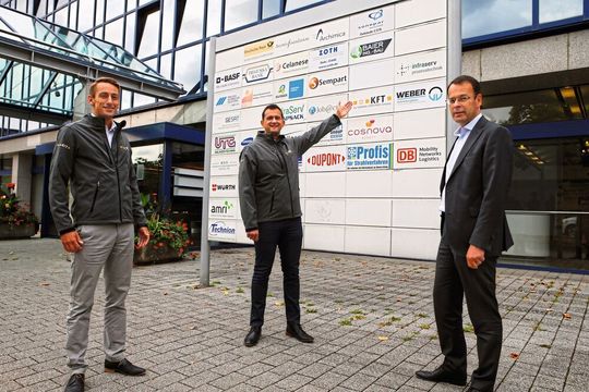 Infraserv-Geschäftsführer Dr. Joachim Kreysing begrüßt KFT Chemieservice mit den Geschäftsführern Marcus Rosenberger (Mitte) und Stefan Palla (links) als Neuzugang der Infraserv Höchst-Gruppe im Industriepark. Infraserv-Geschäftsführer Dr. Joachim Kreysing begrüßt KFT Chemieservice mit den Geschäftsführern Marcus Rosenberger (Mitte) und Stefan Palla (links) als Neuzugang der Infraserv Höchst-Gruppe im Industriepark.