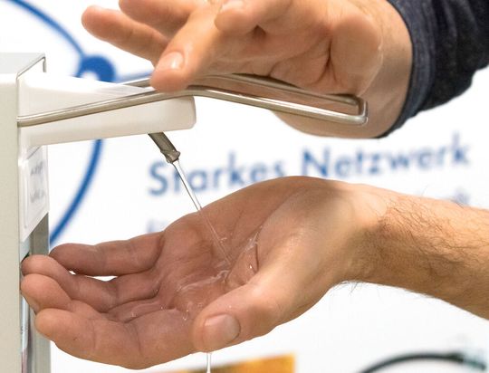 Mund-Nasen-Schutz auf den Gängen, Abstandsregeln, Desinfektionsspender: Das Hygienekonzept des 12. Innovation Forum Medizintechnik umfasst selbstverständliche Maßnahmen, berücksichtigt aber auch die spezifischen Gegebenheiten vor Ort – die Teilnehmer sollen sich am 14. Oktober ebenso sicher wie wohl fühlen. Mund-Nasen-Schutz auf den Gängen, Abstandsregeln, Desinfektionsspender: Das Hygienekonzept des 12. Innovation Forum Medizintechnik umfasst selbstverständliche Maßnahmen, berücksichtigt aber auch die spezifischen Gegebenheiten vor Ort – die Teilnehmer sollen sich am 14. Oktober ebenso sicher wie wohl fühlen.