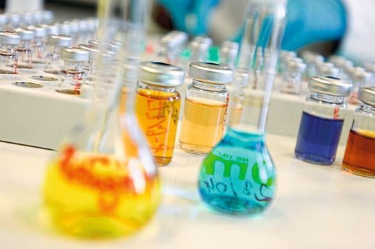 Dekra unterstützt Unternehmen dabei, die SCIP-Meldung im erforderlichen Format zu erzeugen und bei der Echa einzureichen. Darüber hinaus berät Dekra beim SVHC-Management und bietet SVHC-Laboranalytik an. Dekra unterstützt Unternehmen dabei, die SCIP-Meldung im erforderlichen Format zu erzeugen und bei der Echa einzureichen. Darüber hinaus berät Dekra beim SVHC-Management und bietet SVHC-Laboranalytik an.
