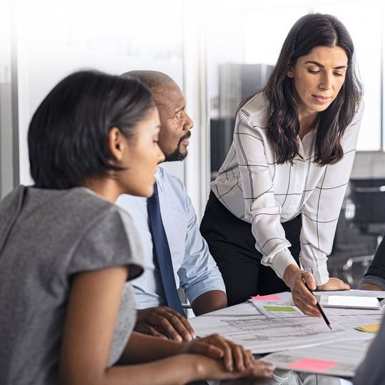 Die Arbeit in interdisziplinären Teams bringt für Führungskräfte einige Herausforderungen mit sich. Unser Tipp: Präsentieren Sie Ihr Projektvorhaben zunächst Ihrem Vorgesetzten, bevor Sie auf andere Abteilungen zugehen. Holen Sie sich seine Rückendeckung! Die Arbeit in interdisziplinären Teams bringt für Führungskräfte einige Herausforderungen mit sich. Unser Tipp: Präsentieren Sie Ihr Projektvorhaben zunächst Ihrem Vorgesetzten, bevor Sie auf andere Abteilungen zugehen. Holen Sie sich seine Rückendeckung!