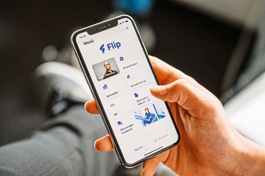 Die Mitarbeiterapp Flip kann auch auf privaten Geräten genutzt werden. Die Mitarbeiterapp Flip kann auch auf privaten Geräten genutzt werden.