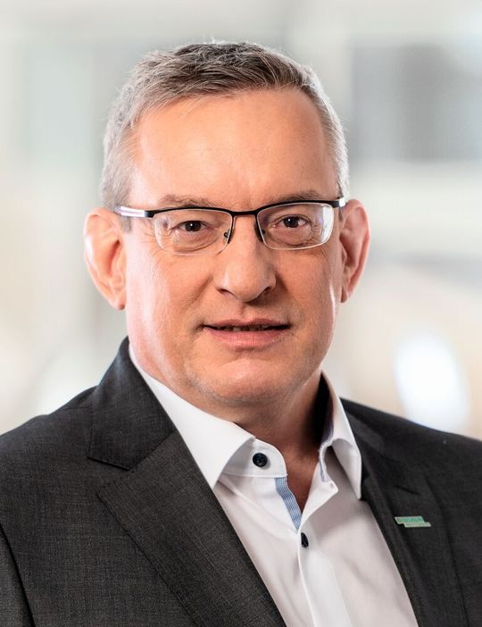 „Mittel- und langfristig benötigen wir einen gesamtgesellschaftlichen Dialog über die Bedeutung des Medtech-Standorts Deutschland und ein Konjunkturprogramm für die überwiegend mittelständisch geprägte Medizinprodukte-Branche“, so der BV-Med-Vorstandsvorsitzende Dr. Meinrad Lugan, Vorstand bei B. Braun. „Mittel- und langfristig benötigen wir einen gesamtgesellschaftlichen Dialog über die Bedeutung des Medtech-Standorts Deutschland und ein Konjunkturprogramm für die überwiegend mittelständisch geprägte Medizinprodukte-Branche“, so der BV-Med-Vorstandsvorsitzende Dr. Meinrad Lugan, Vorstand bei B. Braun.
