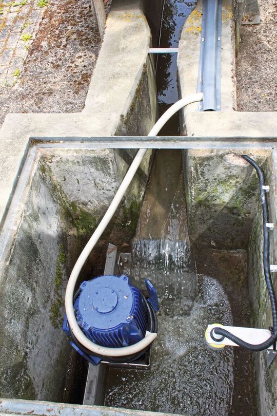 Eine Ultraschall-Füllstandsmessung (rechts an der Schachtwand) schaltet den Zerkleinerer abhängig vom Wasserstand ein und aus. Vom RÜB führt ein offener Kanal zum Zerkleinerer. Eine Ultraschall-Füllstandsmessung (rechts an der Schachtwand) schaltet den Zerkleinerer abhängig vom Wasserstand ein und aus. Vom RÜB führt ein offener Kanal zum Zerkleinerer.