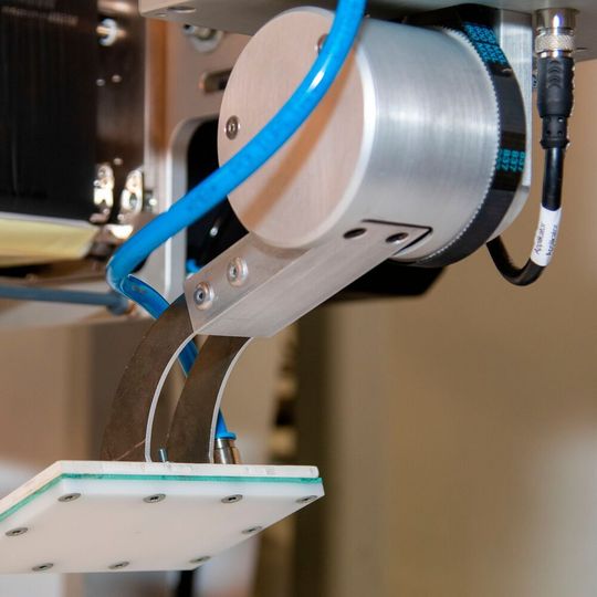 Dank 90° Schwenkapplikator eignet sich der Legi Air 4050B für die Vorder- und Rückseitenetikettierung. Dank 90° Schwenkapplikator eignet sich der Legi Air 4050B für die Vorder- und Rückseitenetikettierung.