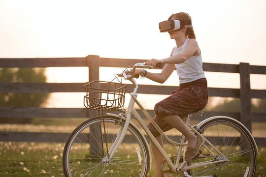 Die Augmented Reality-Revolution rollt an – dank zweier aktueller technologischer Entwicklungen, die zeitgleich sowie passgenau zusammenspielen und in diesem Beitrag erläutert werden. Die Augmented Reality-Revolution rollt an – dank zweier aktueller technologischer Entwicklungen, die zeitgleich sowie passgenau zusammenspielen und in diesem Beitrag erläutert werden.