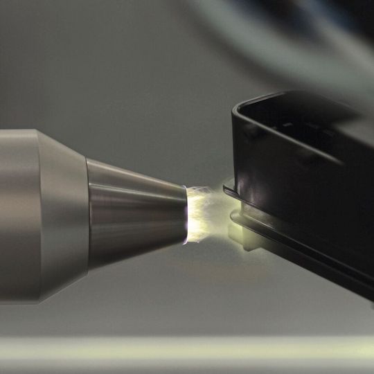 Reinigen und aktivieren: Der Openair-Plasmaprozess lässt sich für eine Serienproduktion beispielsweise in der Automobilindustrie bedarfsgerecht automatisieren. Reinigen und aktivieren: Der Openair-Plasmaprozess lässt sich für eine Serienproduktion beispielsweise in der Automobilindustrie bedarfsgerecht automatisieren.