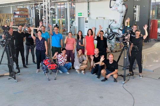 L'équipe Swiss TecLadies au complet, accompagnée des slammeuses Lisa Christ et Marguerite Meyer, des scientifiques de Robotic Systems Lab et de l’équipe technique de Event AG. L'équipe Swiss TecLadies au complet, accompagnée des slammeuses Lisa Christ et Marguerite Meyer, des scientifiques de Robotic Systems Lab et de l’équipe technique de Event AG.