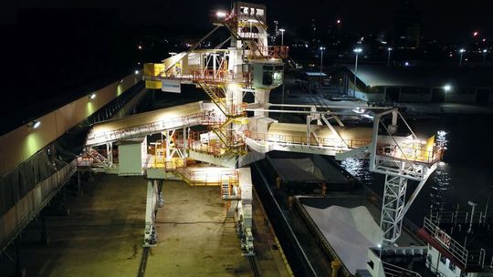 Die Beumer-Lösung sorgt in den Häfen für eine schnelle und zuverlässige Beladung der Schiffe. Die Beumer-Lösung sorgt in den Häfen für eine schnelle und zuverlässige Beladung der Schiffe.