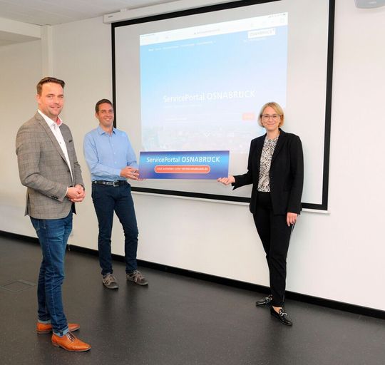 Stadträtin Katharina Pötter (r.), IT-Leiter Tobis Fänger (l.) und Projektleiter Thomas Recke stellen das neue Serviceportal Osnabrück vor.