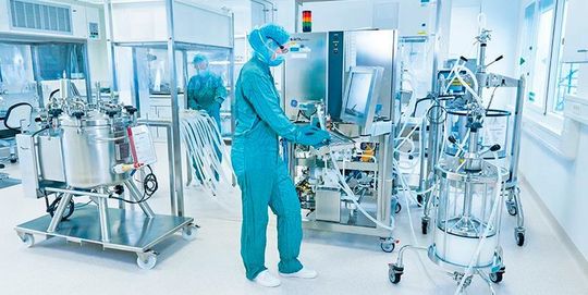 Rentschler Biopharma wird die Weiterverarbeitung des Ausgangsmaterials übernehmen und Verunreinigungen der zuvor synthetisierten mRNA entfernen. Rentschler Biopharma wird die Weiterverarbeitung des Ausgangsmaterials übernehmen und Verunreinigungen der zuvor synthetisierten mRNA entfernen.