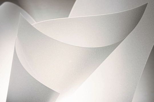 Covestro führt eine neue, teilweise biobasierte Polycarbonat-Folie ein, deren Kohlenstoffgehalt zu mehr als 50 Prozent aus pflanzlicher Biomasse stammt.