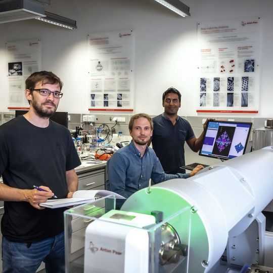 Harald Fitzek, Christian Prehal und Qamar Abbas (v.l.) an der SAXS-Anlage SAXS point 2.0 (Anton Paar): Mit ihrer Arbeit an der TU Graz liefern die Forscher neue Erkenntnisse über hybride Superkondensatoren. Harald Fitzek, Christian Prehal und Qamar Abbas (v.l.) an der SAXS-Anlage SAXS point 2.0 (Anton Paar): Mit ihrer Arbeit an der TU Graz liefern die Forscher neue Erkenntnisse über hybride Superkondensatoren.
