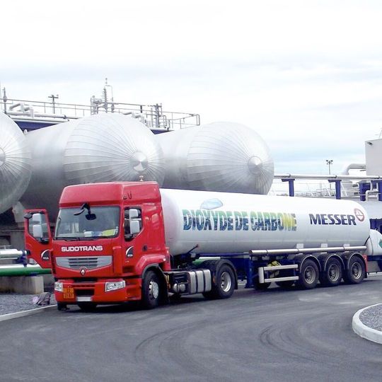 Seit 2013 gewinnt Messer CO2 in Lacq zurück. Es wird vor Ort gelagert und in flüssiger Form per Tankwagen oder gasförmig in Flaschen und Flaschenbündeln an die Kundschaft geliefert. Seit 2013 gewinnt Messer CO2 in Lacq zurück. Es wird vor Ort gelagert und in flüssiger Form per Tankwagen oder gasförmig in Flaschen und Flaschenbündeln an die Kundschaft geliefert.