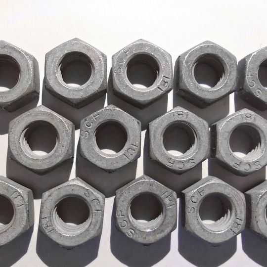 Bauteile mit Zinkpulvergemisch vor dem Prozess (oben), Bauteile nach dem ZTD-Prozess (unten) Bauteile mit Zinkpulvergemisch vor dem Prozess (oben), Bauteile nach dem ZTD-Prozess (unten)