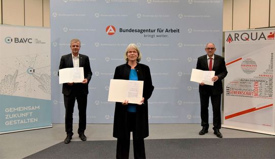 Bundesagentur für Arbeit (BA), Bundesarbeitgeberverband Chemie (BAVC) und Industriegewerkschaft Bergbau, Chemie, Energie (IG BCE) unterzeichnen Absichtserklärung in Nürnberg. Ziel ist es, die Organisation und Finanzierung der Weiterbildung von Beschäftigten in der chemisch-pharmazeutischen Industrie zu verbessern. Bundesagentur für Arbeit (BA), Bundesarbeitgeberverband Chemie (BAVC) und Industriegewerkschaft Bergbau, Chemie, Energie (IG BCE) unterzeichnen Absichtserklärung in Nürnberg. Ziel ist es, die Organisation und Finanzierung der Weiterbildung von Beschäftigten in der chemisch-pharmazeutischen Industrie zu verbessern.
