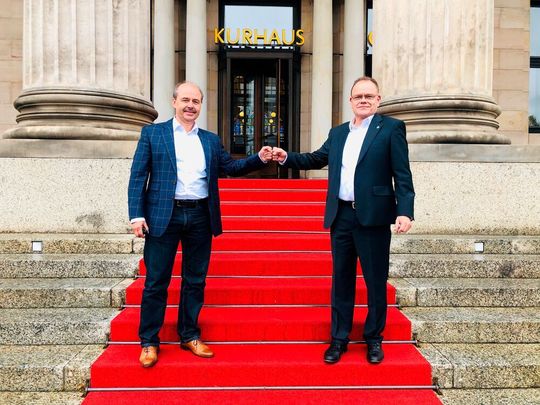 Neuer Vorstand (v.l.) Michael Finkler ist neuer Vorstand VDMA Software und Automation. Prof. Claus Oetter, der Geschäftsführer des Fachverbands, gratuliert. Neuer Vorstand (v.l.) Michael Finkler ist neuer Vorstand VDMA Software und Automation. Prof. Claus Oetter, der Geschäftsführer des Fachverbands, gratuliert.