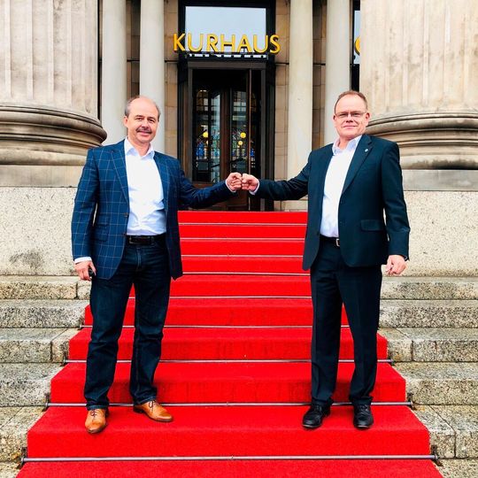 Neuer Vorstand (v.l.) Michael Finkler ist neuer Vorstand VDMA Software und Automation. Prof. Claus Oetter, der Geschäftsführer des Fachverbands, gratuliert. Neuer Vorstand (v.l.) Michael Finkler ist neuer Vorstand VDMA Software und Automation. Prof. Claus Oetter, der Geschäftsführer des Fachverbands, gratuliert.