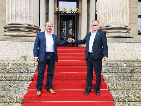 Staffelübergabe: Prof. Claus Oetter gratuliert Michael Finkler zum Vorsitz für die nächste Amtsperiode. Staffelübergabe: Prof. Claus Oetter gratuliert Michael Finkler zum Vorsitz für die nächste Amtsperiode.