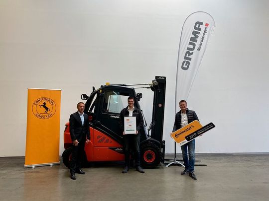 Über die Zertifizierung freuen sich (v.l.): Lothar Schafnitzel (Gesamtleitung Service und Ersatzteillager), Markus Hamberger (Leitung Reifenservice, beide Gruma) sowie Holger Gehret (Continental-Gebietsleiter Süd-Ost, Commercial Specialty Tires). Über die Zertifizierung freuen sich (v.l.): Lothar Schafnitzel (Gesamtleitung Service und Ersatzteillager), Markus Hamberger (Leitung Reifenservice, beide Gruma) sowie Holger Gehret (Continental-Gebietsleiter Süd-Ost, Commercial Specialty Tires).