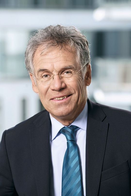Mathis Kuchejda, Vorsitzende des Spectaris-Fachverbandes Analysen-, Bio- und Labortechnik:„Wir schauen jetzt nicht zurück, sondern nach vorne. Damit der Exportmotor in dieser schwierigen Zeit wieder zum Laufen kommt, muss der internationale Handel und Austausch weiter gestärkt werden und den Tendenzen nationaler Abschottung entgegen gewirkt werden. Dabei helfen auch digitale Formate“. Mathis Kuchejda, Vorsitzende des Spectaris-Fachverbandes Analysen-, Bio- und Labortechnik:„Wir schauen jetzt nicht zurück, sondern nach vorne. Damit der Exportmotor in dieser schwierigen Zeit wieder zum Laufen kommt, muss der internationale Handel und Austausch weiter gestärkt werden und den Tendenzen nationaler Abschottung entgegen gewirkt werden. Dabei helfen auch digitale Formate“.