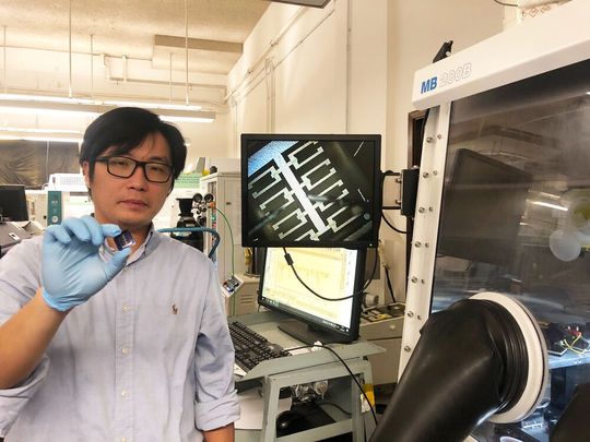 Dr Paddy Chan of the Department of Mechanical Engineering and research team develop the staggered structure monolayer Organic Field Effect Transistors. Dr Paddy Chan of the Department of Mechanical Engineering and research team develop the staggered structure monolayer Organic Field Effect Transistors.