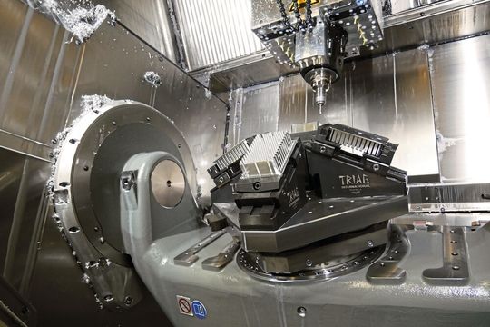 3D modulares Spannsystem Power-Clamp mit schräger Basisschiene.