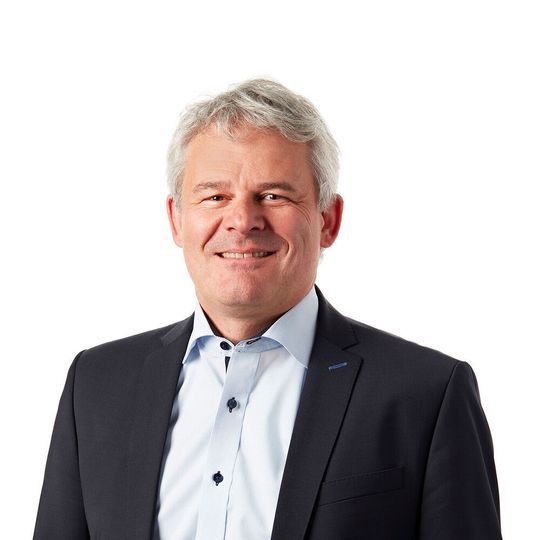 Bruno Cathomen tritt auf Mitte 2021 als CEO der Mikron Gruppe zurück. Bruno Cathomen tritt auf Mitte 2021 als CEO der Mikron Gruppe zurück.