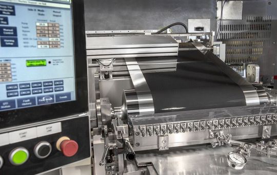 Dürr Megtec bietet eine Anlage für die Beschichtung von Elektroden für Lithium-Ionen-Batterien. Das Verfahren ist einzigartig, da es das Basismaterial – eine Metallfolie – auf beiden Seiten gleichzeitig mit dem Kathoden- und Anodenmaterial beschichtet. Dürr Megtec bietet eine Anlage für die Beschichtung von Elektroden für Lithium-Ionen-Batterien. Das Verfahren ist einzigartig, da es das Basismaterial – eine Metallfolie – auf beiden Seiten gleichzeitig mit dem Kathoden- und Anodenmaterial beschichtet.