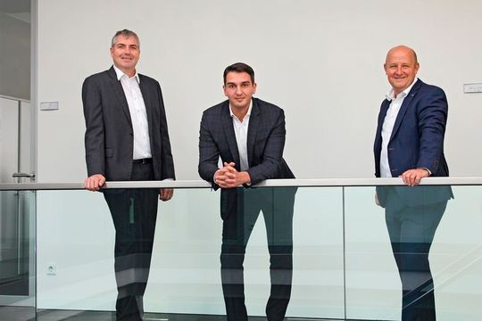 Zinaid Dzinovic, Director Principal Consulting & Client Advisory Software (Mitte), mit Torsten Isenberg, Vice President Global Business Consulting Software (links) und Jens Woehlbier, CEO Software, Körber-Geschäftsfeld Pharma (rechts). Zinaid Dzinovic, Director Principal Consulting & Client Advisory Software (Mitte), mit Torsten Isenberg, Vice President Global Business Consulting Software (links) und Jens Woehlbier, CEO Software, Körber-Geschäftsfeld Pharma (rechts).