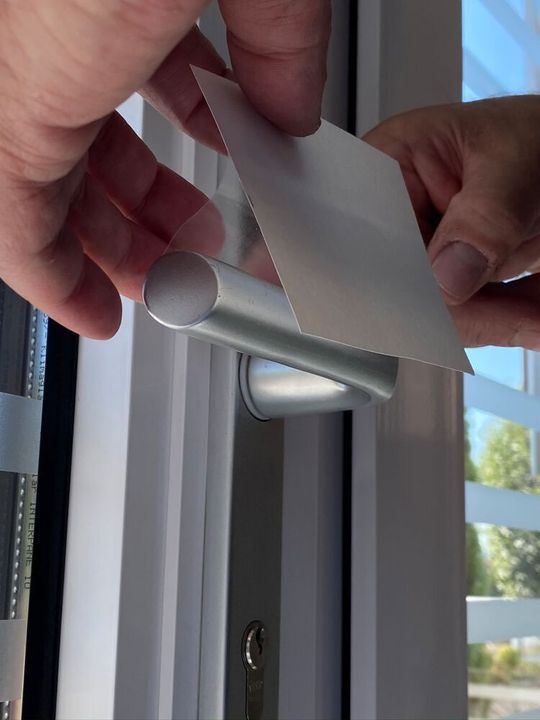 Die MT-Grips-Folie kann auch auf unebene Flächen wie Türgriffe aufgetragen werden. Die MT-Grips-Folie kann auch auf unebene Flächen wie Türgriffe aufgetragen werden.