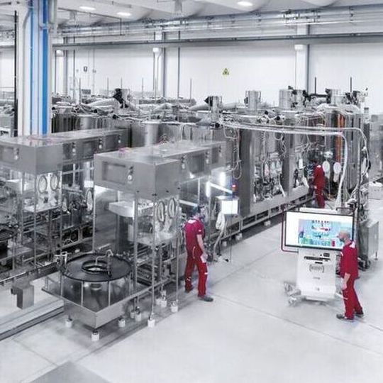 Reig Jofre's new high-speed line has a capacity of 600 units per minute, with statistical weight control, and 400 units per minute with 100 % weight control. Reig Jofre's new high-speed line has a capacity of 600 units per minute, with statistical weight control, and 400 units per minute with 100 % weight control.