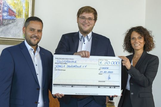 Spendenübergabe durch (v.l.): Marko Mustapic (Prokurist operatives Speditionsgeschäft), David Bücheler (Prokurist Lagerlogistik) und Tania Mel Alvarez (Prokuristin Administration, alle Transco). Spendenübergabe durch (v.l.): Marko Mustapic (Prokurist operatives Speditionsgeschäft), David Bücheler (Prokurist Lagerlogistik) und Tania Mel Alvarez (Prokuristin Administration, alle Transco).