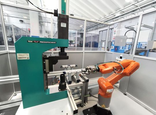 Der italienische Systemintegrationsspezialist Novotic nutzt im Rahmen der Entwicklung von Montageanlagen für Getriebebaugruppen für den Kunden Bonfiglioli jetzt Pressstationen von TOX Pressotechnik. Der italienische Systemintegrationsspezialist Novotic nutzt im Rahmen der Entwicklung von Montageanlagen für Getriebebaugruppen für den Kunden Bonfiglioli jetzt Pressstationen von TOX Pressotechnik.