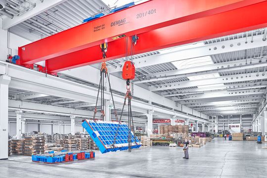 Mit der überarbeiteten Lastwendefunktion soll die Handhabung schwerer Güter einfacher und sicherer werden. Mit der überarbeiteten Lastwendefunktion soll die Handhabung schwerer Güter einfacher und sicherer werden.