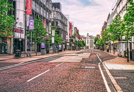 Menschenleere Straße im Mai 2020 in Belfast, Nordirland Menschenleere Straße im Mai 2020 in Belfast, Nordirland
