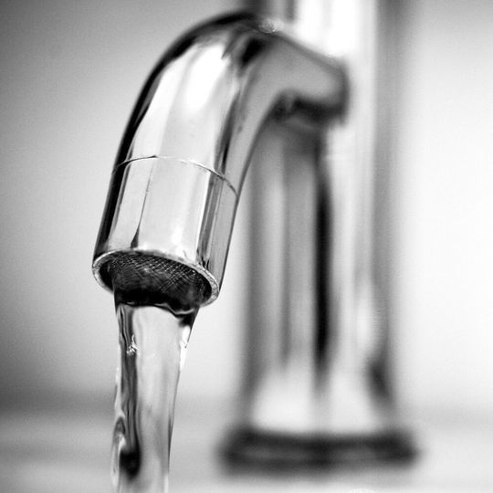 Forscher entwickeln ein System, mit dem sie verschiedene Parameter der Qualität von Trinkwasser in Versorgungsnetzen automatisiert und in Echtzeit überwachen können. Forscher entwickeln ein System, mit dem sie verschiedene Parameter der Qualität von Trinkwasser in Versorgungsnetzen automatisiert und in Echtzeit überwachen können.