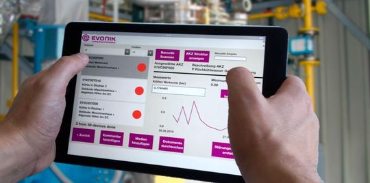 Durch digitale Hilfsmittel erhofft sich Evonik Effizienzsteigerungen in Produktions- und produktionsnahen Prozessen. Durch digitale Hilfsmittel erhofft sich Evonik Effizienzsteigerungen in Produktions- und produktionsnahen Prozessen.