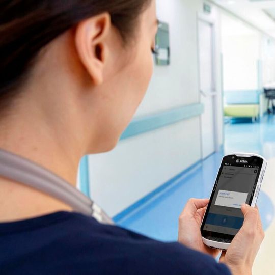 Zahlreiche Arbeits- und Kommunikationsabläufe können in Kliniken mit den entsprechenden Hard- und Softwarelösungen erleichtert werden. Zahlreiche Arbeits- und Kommunikationsabläufe können in Kliniken mit den entsprechenden Hard- und Softwarelösungen erleichtert werden.