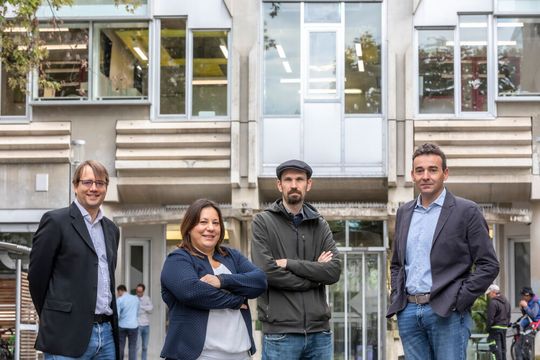 Robert Kourist, Anna Maria Coclite, Robert Legenstein und Francesco Greco freuen sich über die Förderung ihrer Forschungsarbeit im EU-Programm FET-Open. Robert Kourist, Anna Maria Coclite, Robert Legenstein und Francesco Greco freuen sich über die Förderung ihrer Forschungsarbeit im EU-Programm FET-Open.
