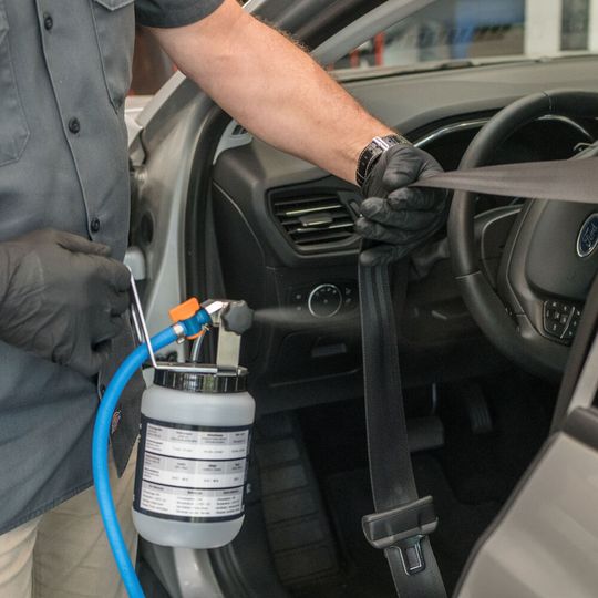 Desinfektion der Sicherheitsgurte durch Kaltvernebelung von Natriumhypochlorid.