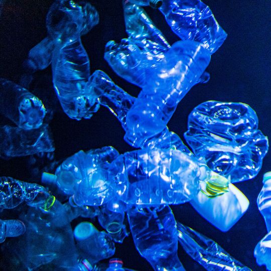 Plastik im Meer: Symbol für mangelhafte Entsorgung von Kunststoffen. Plastik im Meer: Symbol für mangelhafte Entsorgung von Kunststoffen.