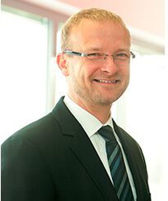 Dipl.-Ing. (FH) Christian Behringer leitet seit 2000 als geschäftsführender Gesellschafter die Bereiche Technik, Vertrieb und Marketing bei Behringer. Dipl.-Ing. (FH) Christian Behringer leitet seit 2000 als geschäftsführender Gesellschafter die Bereiche Technik, Vertrieb und Marketing bei Behringer.