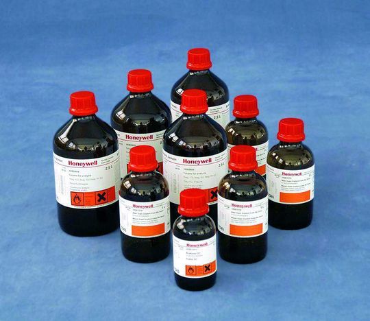 Abb. 1: Honeywell Research Chemicals bietet eine Vielzahl hochreiner Lösungsmittel für die Rückstandsanalytik an. Abb. 1: Honeywell Research Chemicals bietet eine Vielzahl hochreiner Lösungsmittel für die Rückstandsanalytik an.