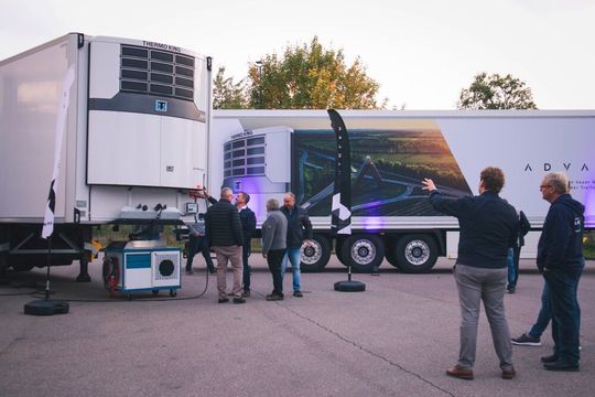 Fachgespräche rund im die Präsentation der neuen Trailer-Kühlmaschine Advancer von Thermo King. Fachgespräche rund im die Präsentation der neuen Trailer-Kühlmaschine Advancer von Thermo King.